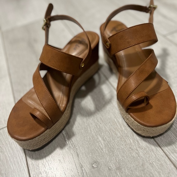 NEW- Women’s 3 inch leather wedge sandal - Picture 4 of 7